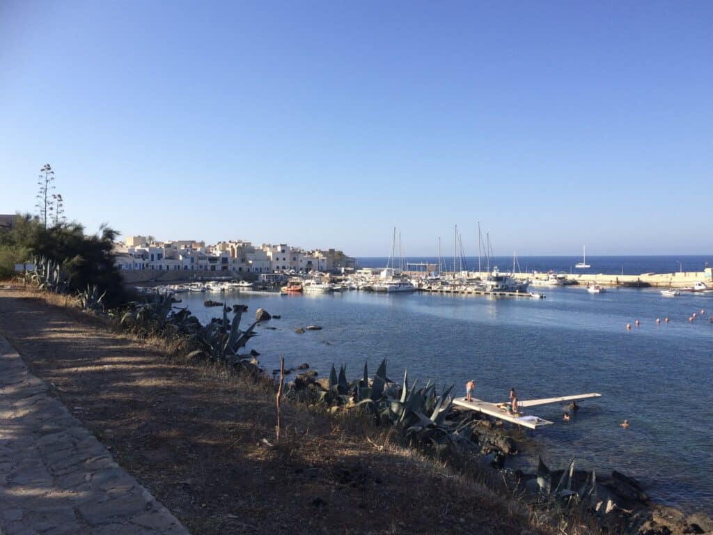 Marettimo, fotografia con vista del paese e del porto nuovo.